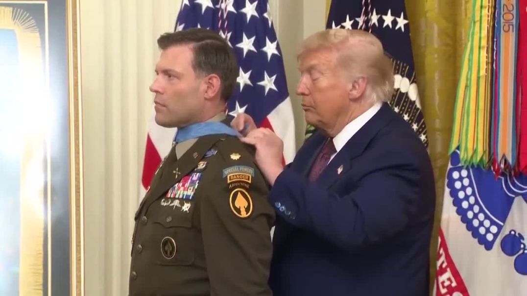 Awkward Medal Ceremony Moment Goes Viral 😳🎖️ #trump #medalofhonor #veterans #politics #breakingnew