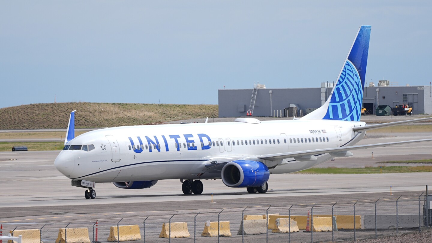 ⁣Flyer accuses United Airlines pilot of removing him from plane bathroom