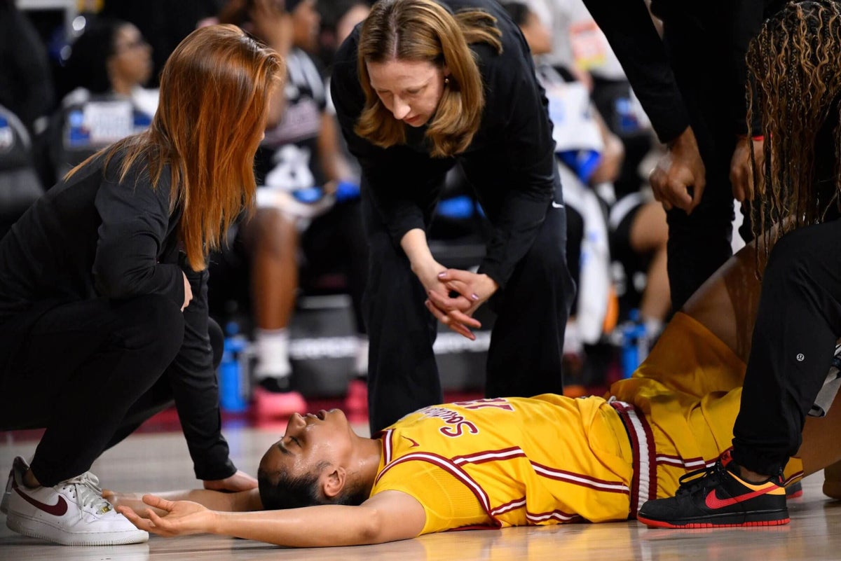 ⁣USC’s JuJu Watkins exits vs. Mississippi State with apparent knee injury