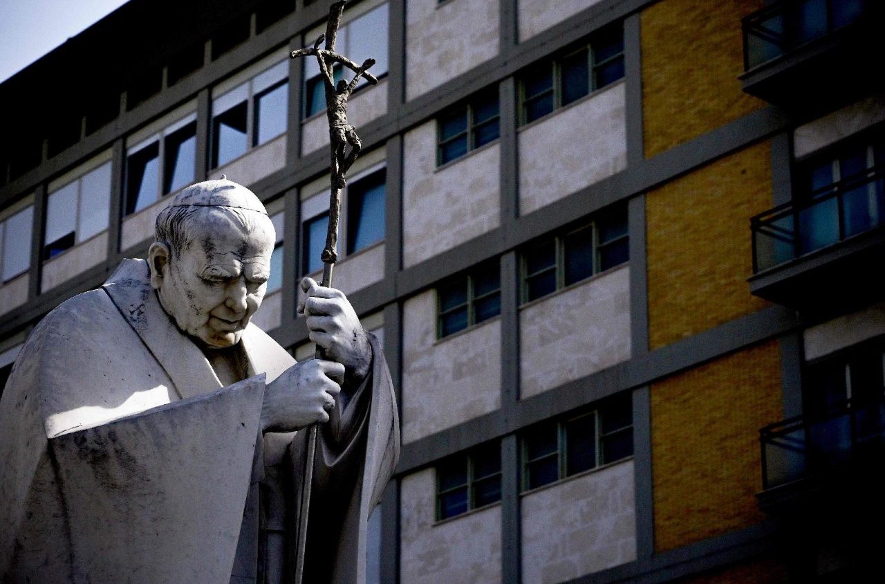 ⁣Pope is improving and increasingly uses less high-flow oxygen