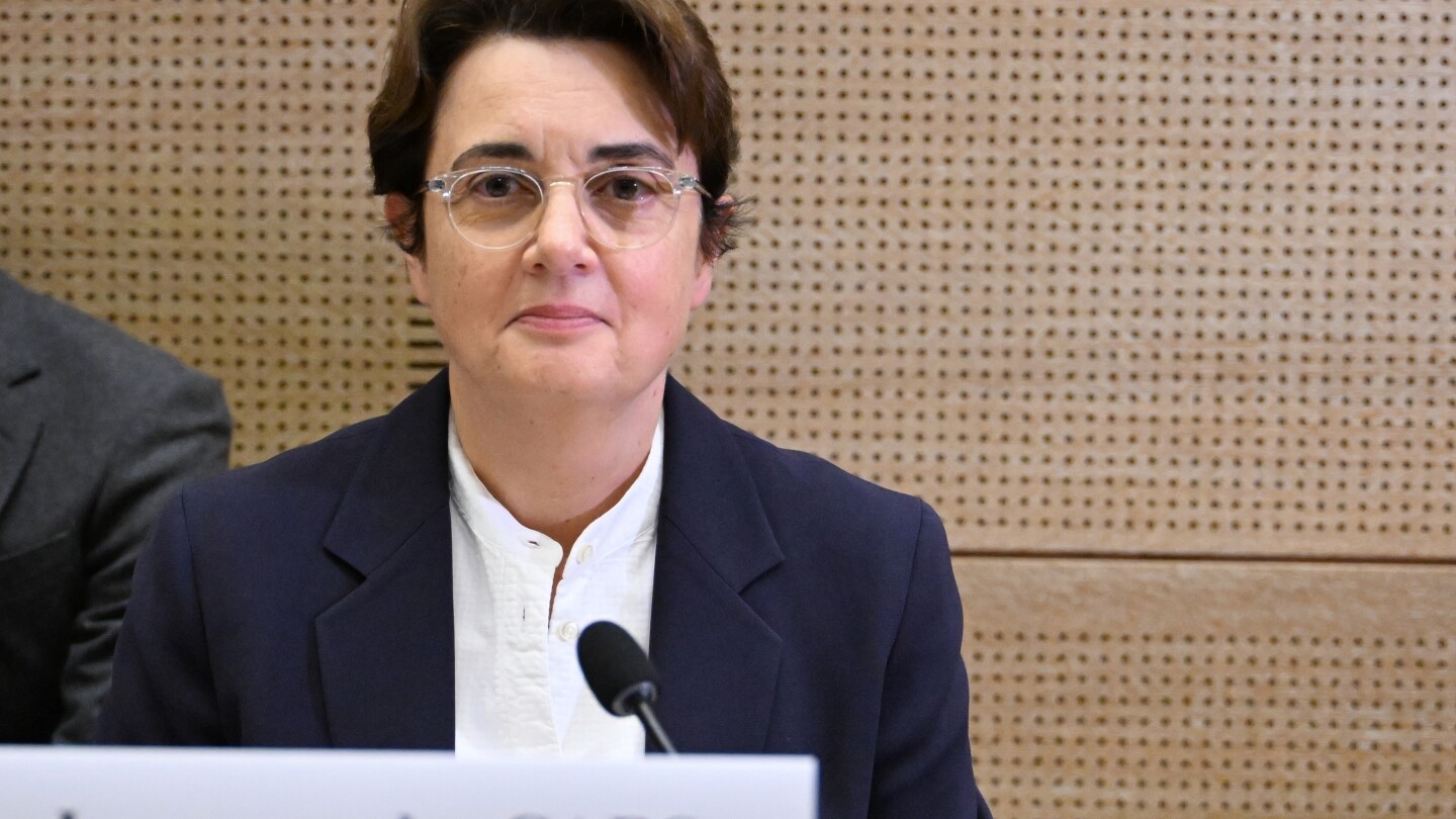 Louvre director acknowledges failure after jewel heist