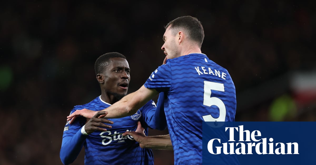 Idrissa Gueye applauded by Everton teammates after apologising for Michael Keane slap | Everton
