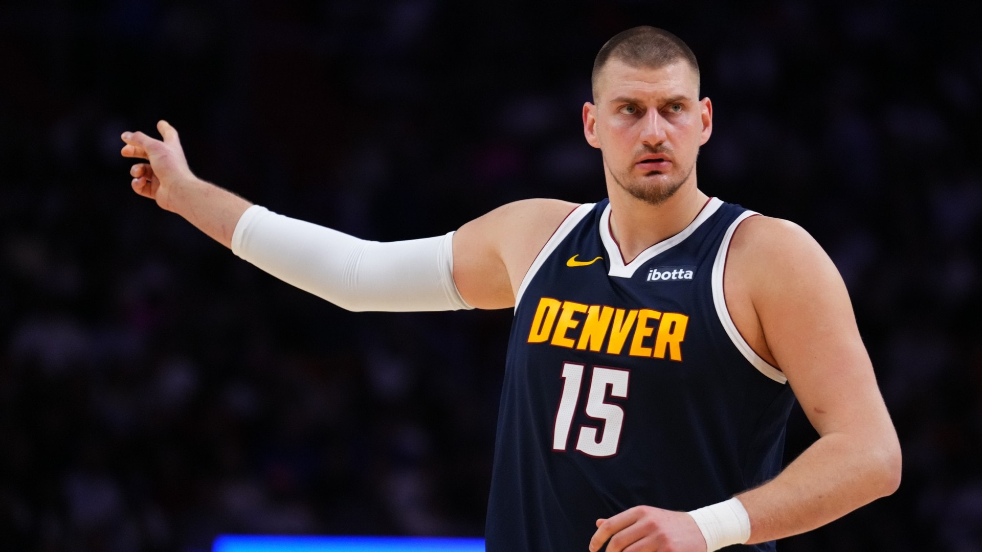 Nikola Jokić exits Monday game with left knee injury