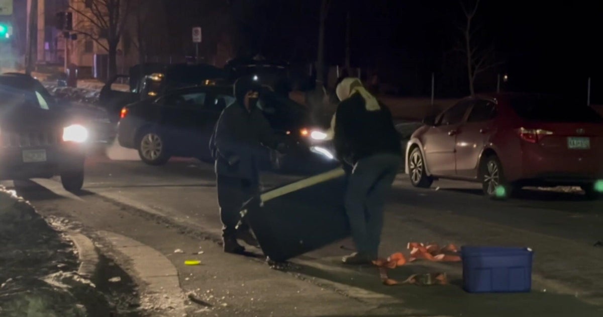 FBI: 1 arrested after protesters smash into unmarked federal vehicles allegedly containing federal documents