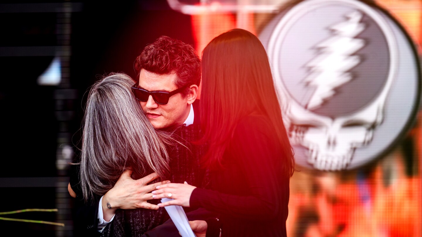 Fans in San Francisco pay tribute to Grateful Dead's Bob Weir, who died at age 78