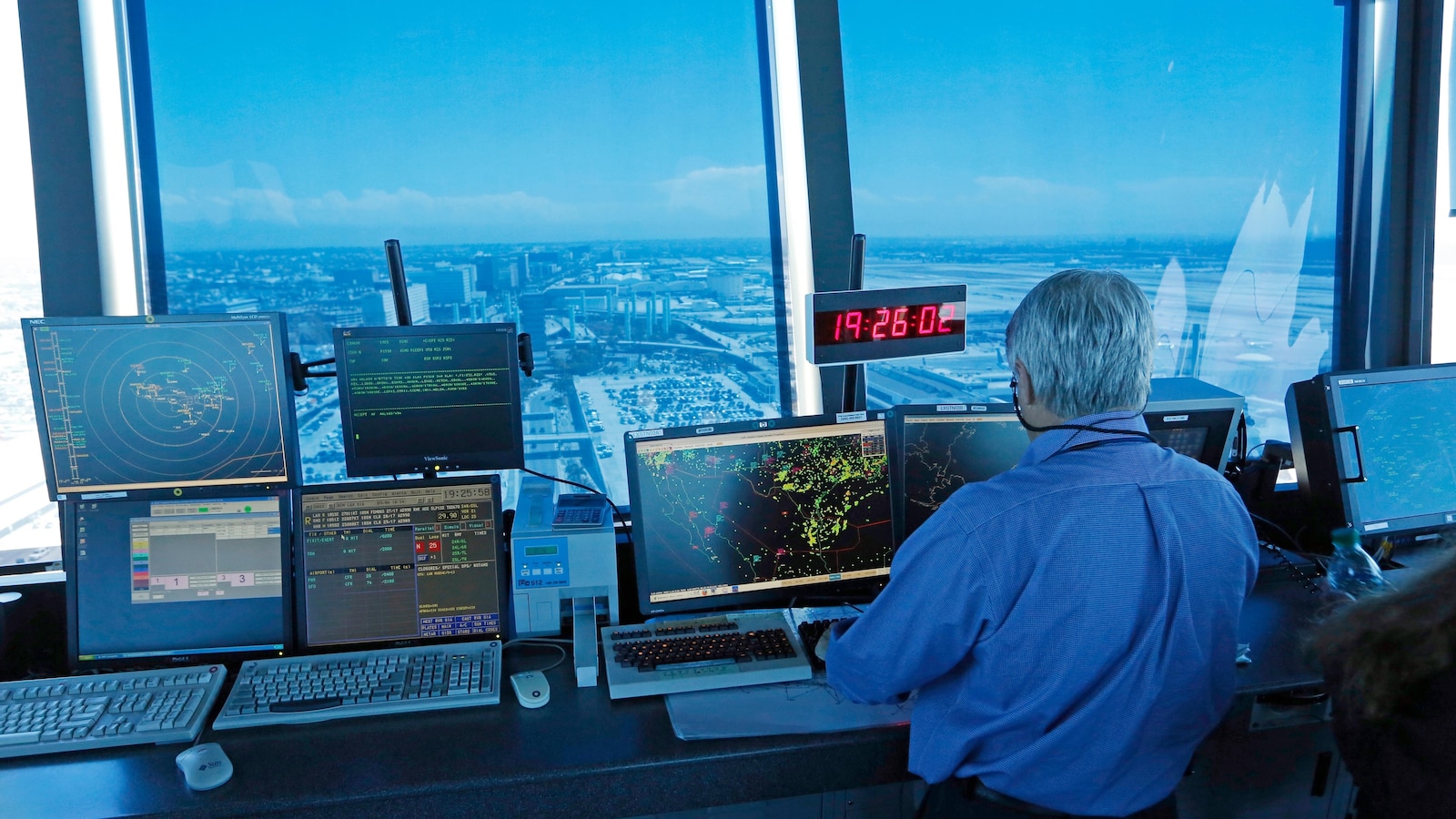 FAA picks firms to replace 612 outdated radar systems air traffic controllers rely on